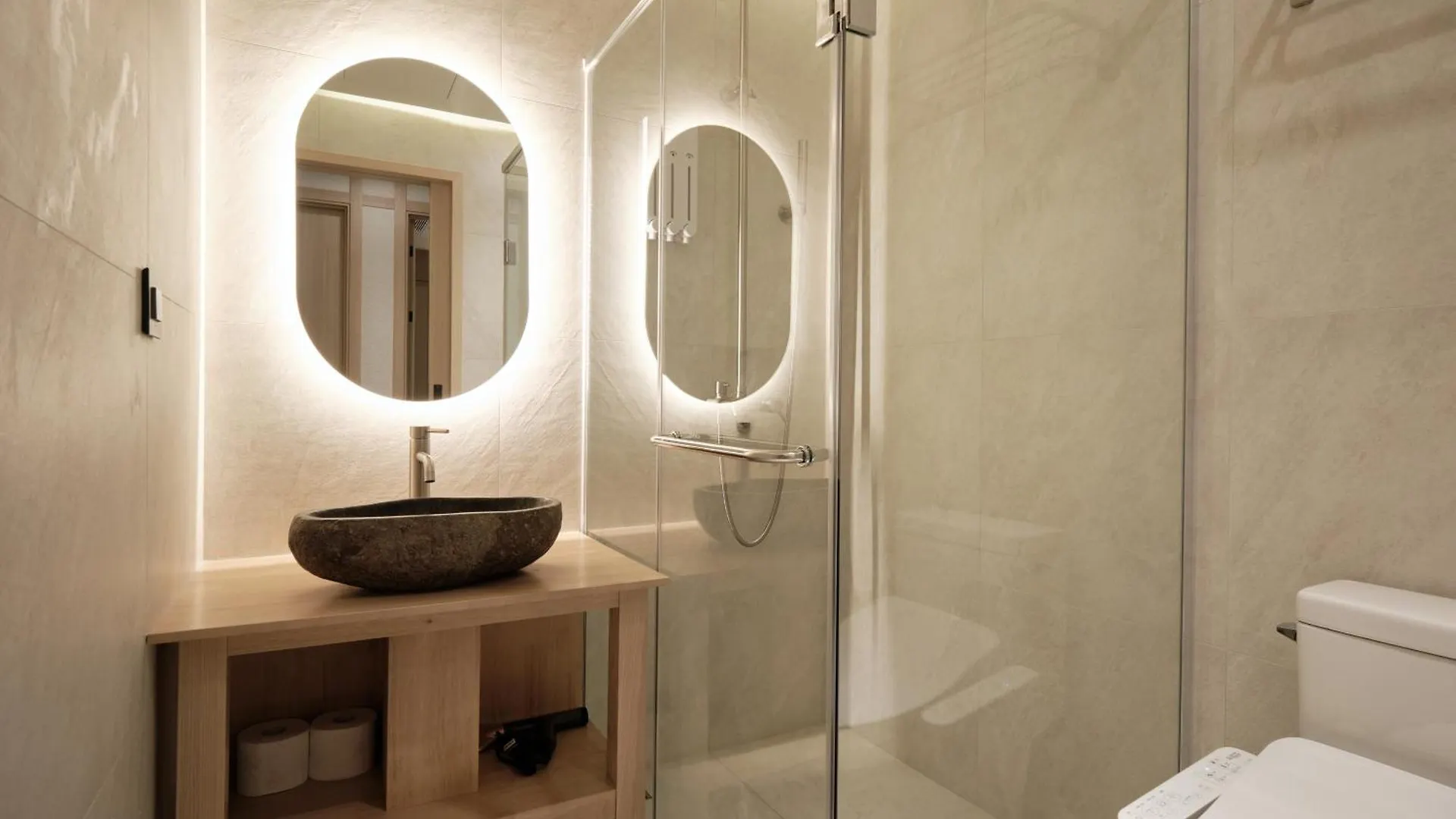 Uh Suite Central Seoul Hotel