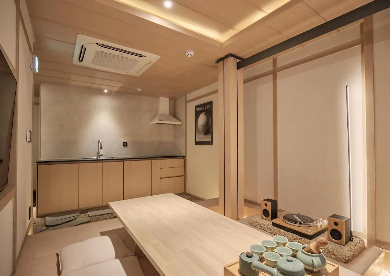 Uh Suite Central Seoul Hotel